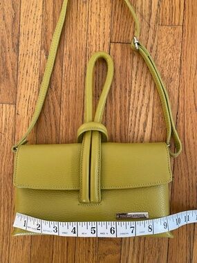 Italian leather yellow-green handbag with detachable leather strap